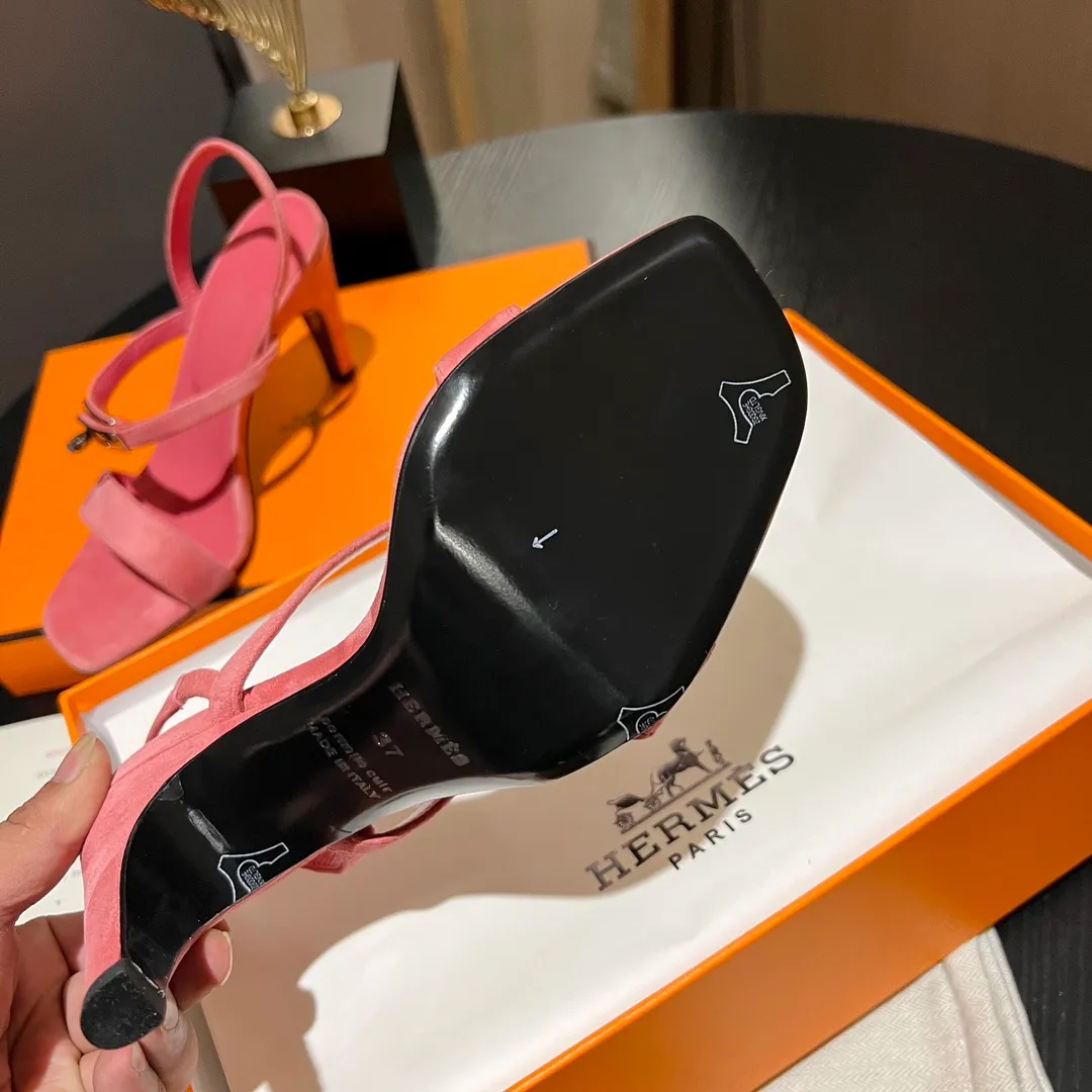 👟👟Ex-factory price 600👟👟 💋💋Continue the classics Hermes Classic H high-heeled sandals series————————Fashionable classic and versatile super comfortable It took half a year to disassemble the original version and develop it with craftsmanship and perfection in every detail Simple and smooth design to create a fashionable, classic and soft look 🥰🥰 Material: Original custom-made sheep suede, sheepskin lining for feet, Italian genuine leather outsole ▪️Heel height: 9cm ▪️SIZE: 34-42 (34.41 42 customized, non-returnable and non-exchangeable)